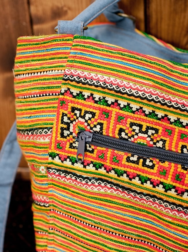 モン族刺繍の2way トートバッグ -オレンジ系 4 - 刺繍の拡大写真です