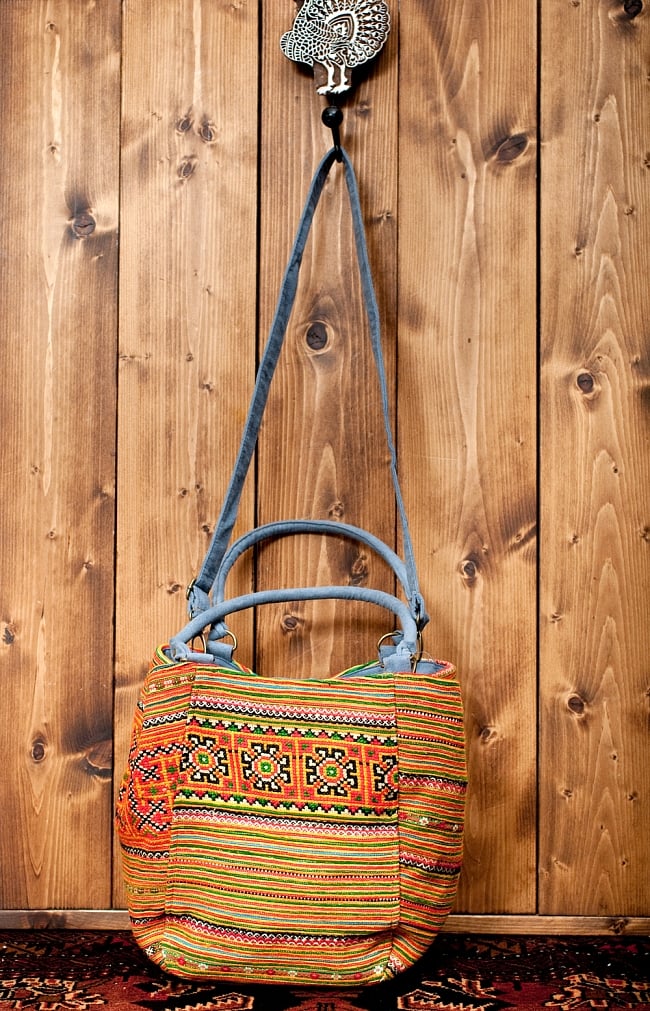 モン族刺繍の2way トートバッグ -オレンジ系の写真1枚目です。色彩の美しい、モン族刺繍のバッグです。(手作りの刺繍ものなので、ほとんど同じ雰囲気になりますが、それぞれ模様やパターンなど細かい点は異なっております。)トートバッグ,ショルダーバッグ,モン族 バック,モン族 刺繍,モン族,バッグ