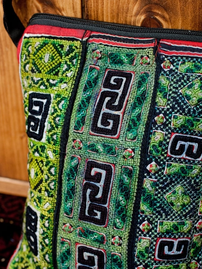 【一点物】モン族刺繍のスクエアショルダーバッグ 3 - とても綺麗な刺繍です