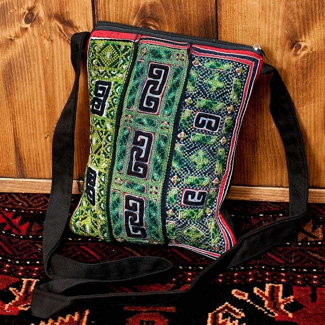 【一点物】モン族刺繍のスクエアショルダーバッグの写真
