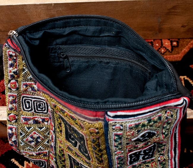 【一点物】モン族刺繍のスクエアショルダーバッグ 10 - 中には小物を入れておく為の、収納つき。