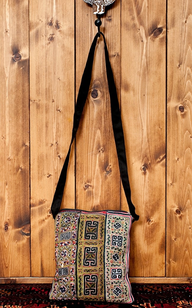 【一点物】モン族刺繍のスクエアショルダーバッグ 2 - 便利なショルダーバッグです