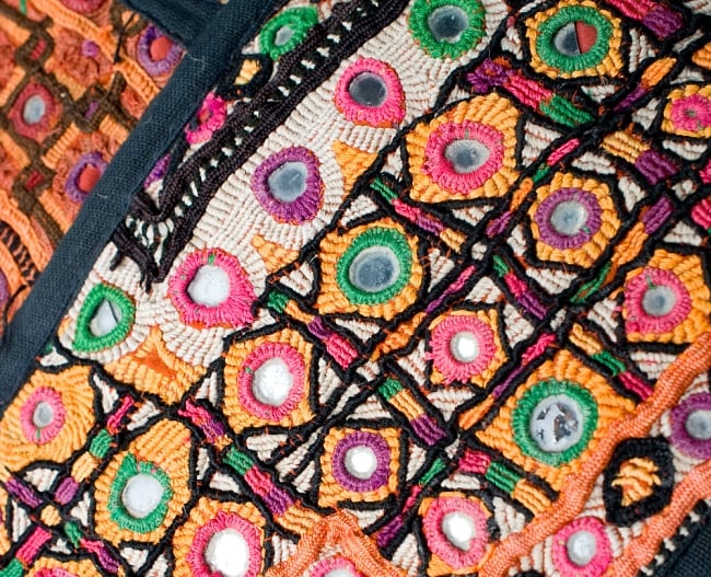 【一点物・アンティーク】アフガニトートバッグ-Lサイズ 5 - 生地をＵＰにしてみました。アンティーク布を使用しているため、装飾に外れやほつれ、傷などがある場合がございます。