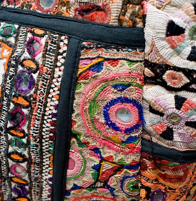 【一点物・アンティーク】アフガニトートバッグ-Lサイズ 5 - 生地をＵＰにしてみました。アンティーク布を使用しているため、装飾に外れやほつれ、傷などがある場合がございます。