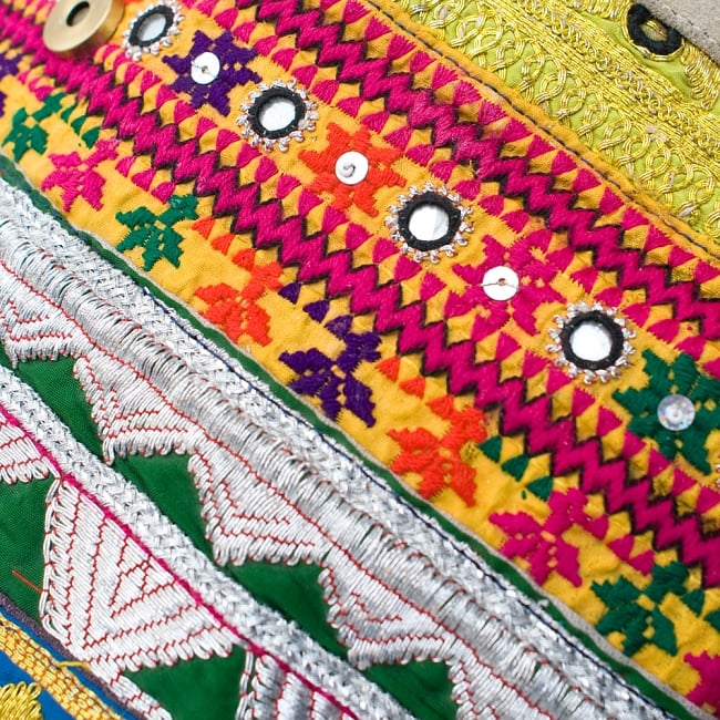 【一点物】アラブのショルダーバッグ-Lサイズ 6 - 生地をＵＰにしてみました。アンティーク布を使用しているため、装飾に外れやほつれ、傷などがある場合がございます。