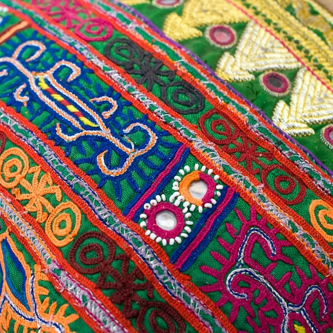 【一点物】アラブのショルダーバッグ-Lサイズ 6 - 生地をUPにしてみました。アンティーク布を使用しているため、装飾に外れやほつれ、傷などがある場合がございます。