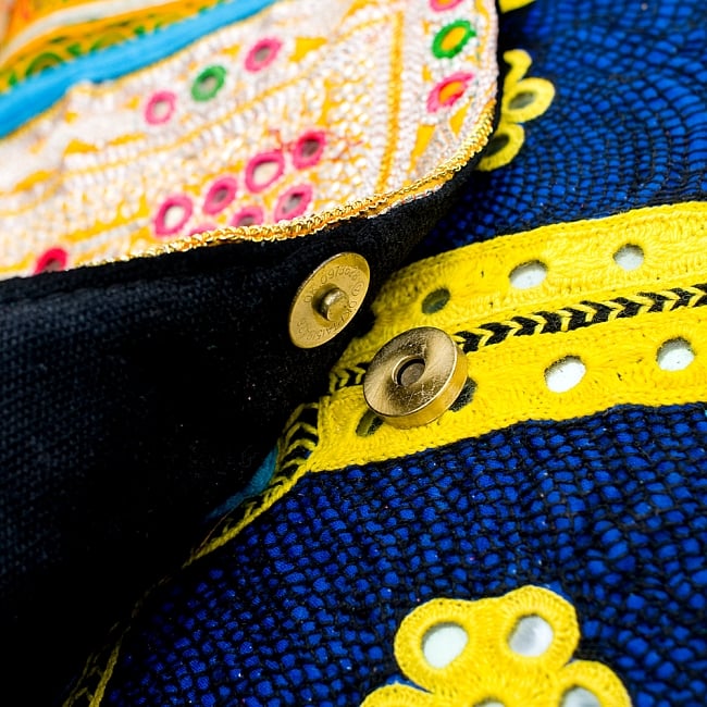 【一点物】アフガニショルダーバッグ-Lサイズ 10 - マグネットが付いているのでパチっと留まります！※こちらは柄違いの商品です