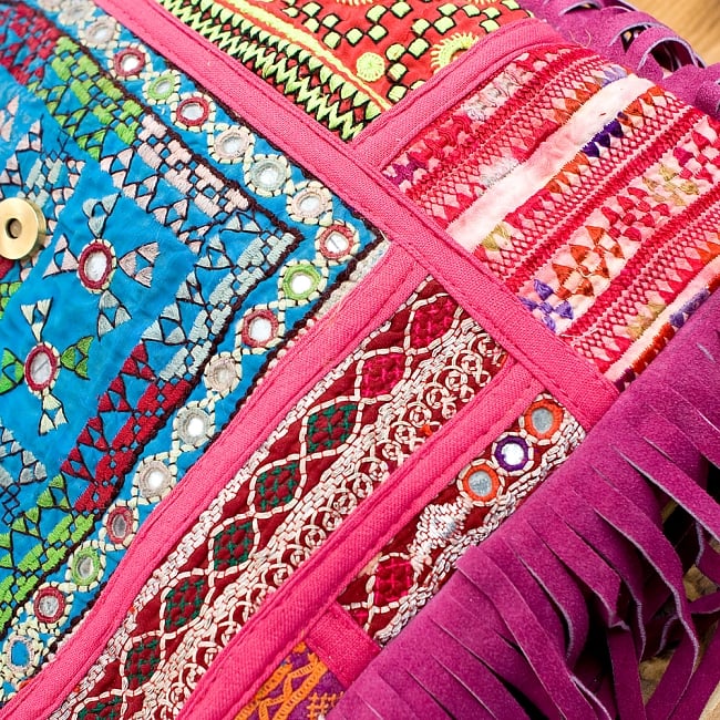 【一点物】アフガニショルダーバッグ-Lサイズ 6 - 生地をＵＰにしてみました。アンティーク布を使用しているため、装飾に外れやほつれ、傷などがある場合がございます。