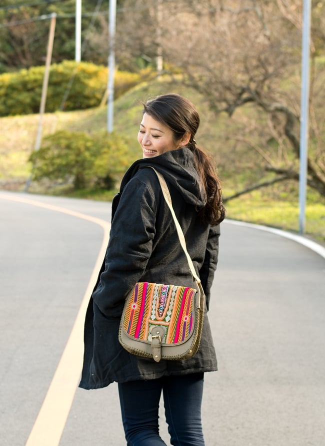 【一点物】アフガニショルダーバッグ-Mサイズ 14 - 実際に持ってみるとこのくらいの大きさです！※こちらは柄違いの商品です