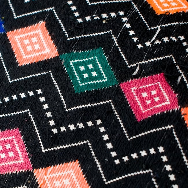 【一点物】アフガニショルダーバッグ-Mサイズ 6 - 生地をＵＰにしてみました。アンティーク布を使用しているため、装飾に外れやほつれ、傷などがある場合がございます。