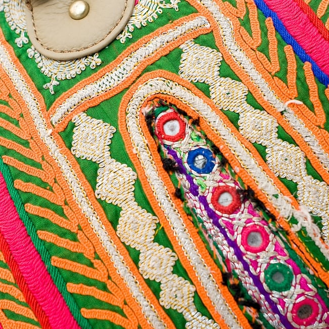 【一点物】アフガニショルダーバッグ-Mサイズ 6 - 生地をUPにしてみました。アンティーク布を使用しているため、装飾に外れやほつれ、傷などがある場合がございます。