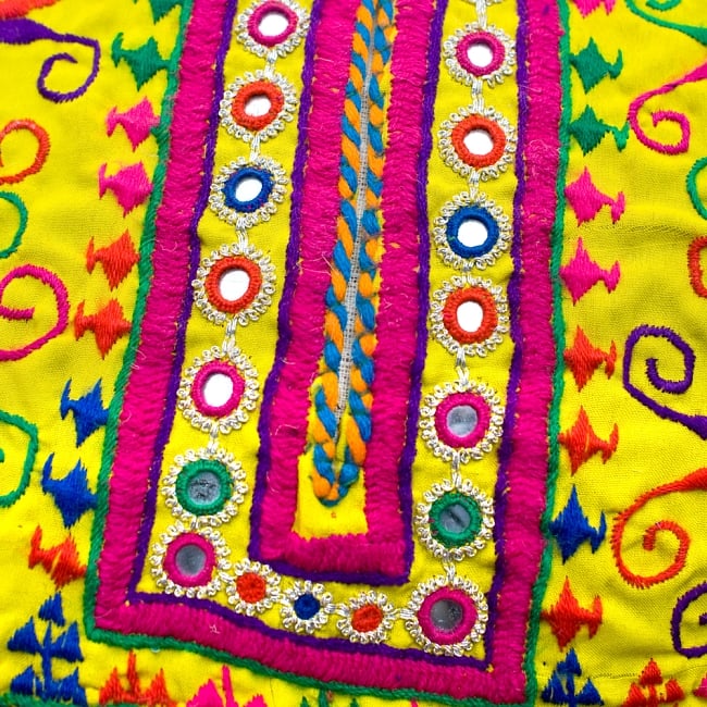 【一点物】アフガニボストン 5 - 生地をUPにしてみました!アンティーク布を使用しているため、装飾に外れやほつれ、傷などがある場合がございます。