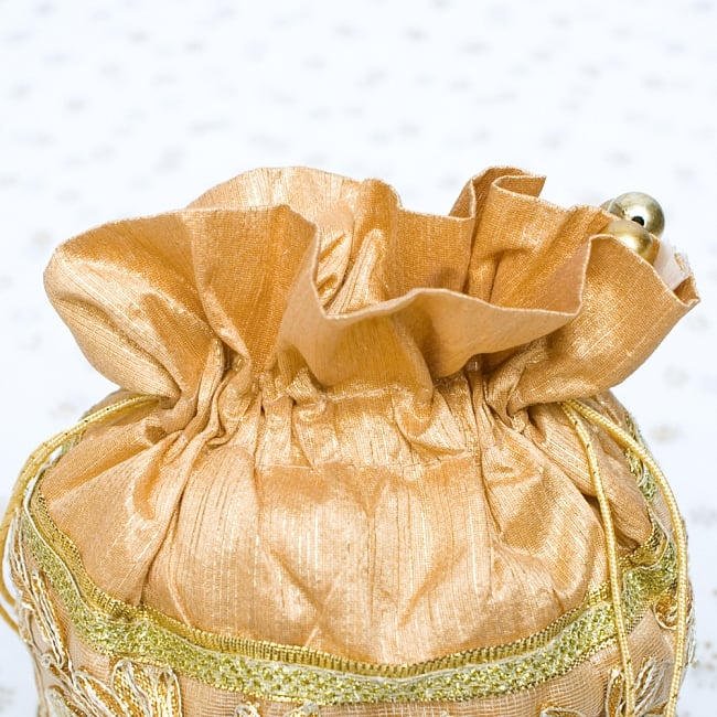 インドのきらきらミニバッグ・サリー等へオススメの巾着  - ゴールド 4 - 開口部は両サイドの紐で絞るタイプです！