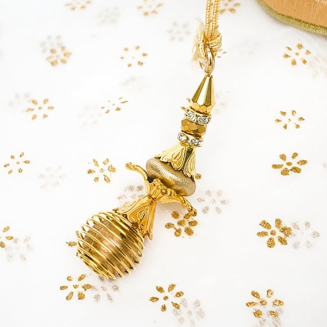 インドのきらきらミニバッグ・サリー等へオススメの巾着  - ゴールド 5 - 紐にはとっても可愛い飾りが付いています！