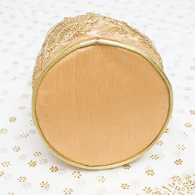 インドのきらきらミニバッグ・サリー等へオススメの巾着  - ゴールド 7 - 底部分はこの様になっています！まんまるが可愛いです！