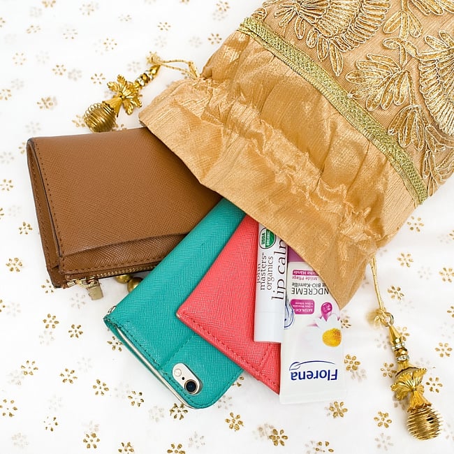 インドのきらきらミニバッグ・サリー等へオススメの巾着  - ゴールド 9 - 小銭入れや携帯電話等すっぽり入る大きさです＾＾