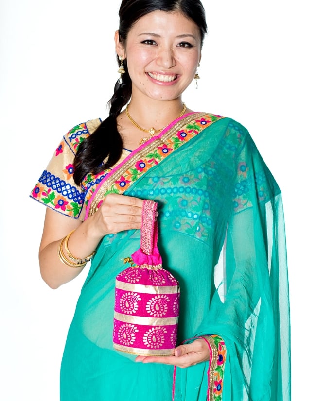 きらきらペイズリーのミニバッグ - ピンク 11 - サリーに合わせてもってみました！