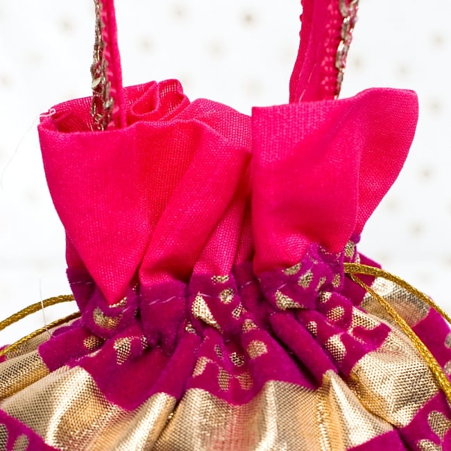 きらきらペイズリーのミニバッグ - ピンク 4 - 開口部は両サイドの紐で絞るタイプです！