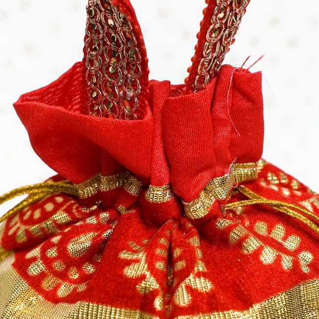 きらきらペイズリーのミニバッグ - レッド 4 - 開口部は両サイドの紐で絞るタイプです!