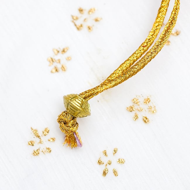 きらきらペイズリーのミニバッグ - レッド 5 - 紐には可愛らしい飾りが付いています!