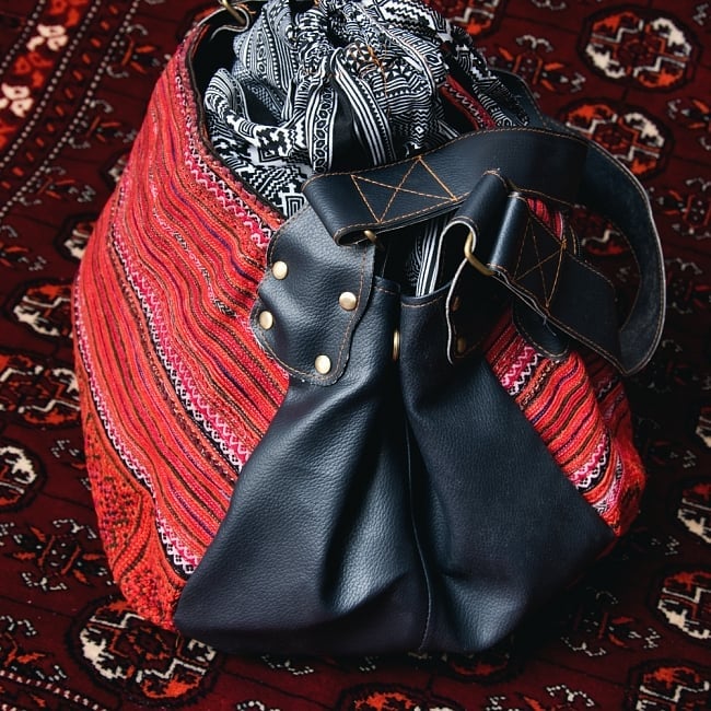 モン族刺繍とレザーのトートバッグ 3 - 横からの写真です