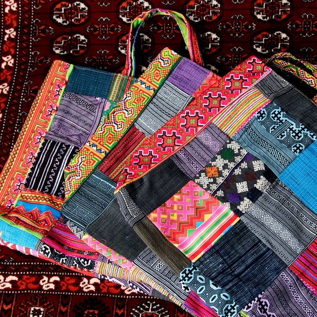 モン族刺繍のスクエア型パッチワークトートバッグ 3 - パッチワークなので、このように布の配置などは異なっております。