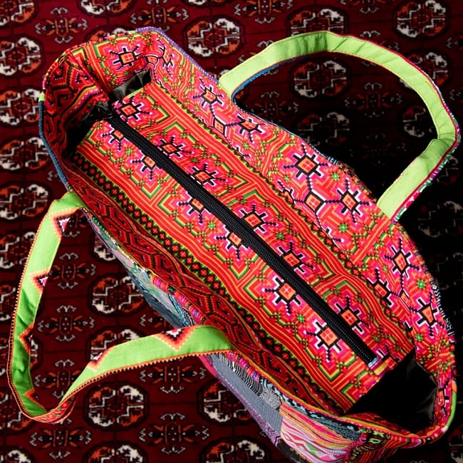 モン族刺繍のスクエア型パッチワークトートバッグ 8 - 上部からの写真です