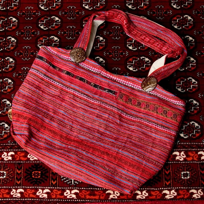 モン族刺繍 ビッグボタンのトートバッグ 15 - 【選択：C】赤系