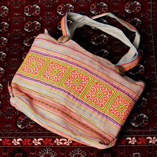 モン族刺繍 ビッグボタンのトートバッグ 3 - 引き込まれるような美しい刺繍