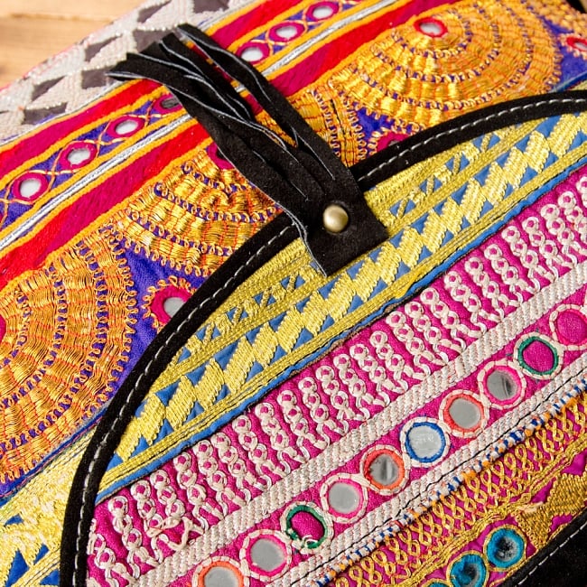 【一点物】アラブのショルダーバッグ-Lサイズ 6 - 生地をＵＰにしてみました。アンティーク布を使用しているため、装飾に外れやほつれ、傷などがある場合がございます。