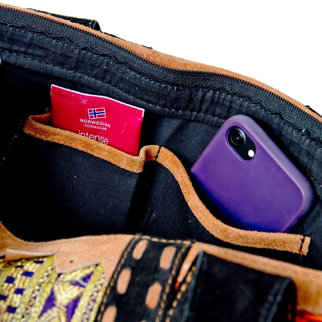 【一点物】アフガニトラベリングバッグ 9 - 中には携帯等が入るポケットが２つ。