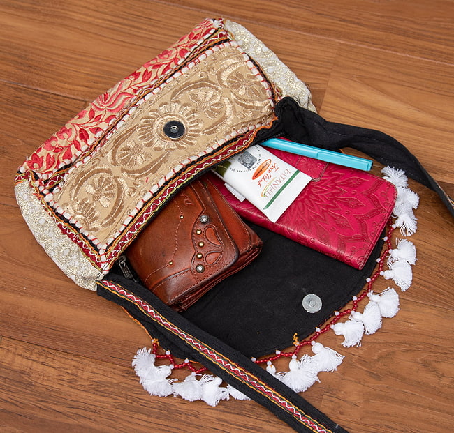 【パープル系】選べるデザイン！カッチ刺繍のスクエアポシェット 5 - お財布に携帯、ハンドクリーム等はいります。容量もたっぷりが嬉しいです。