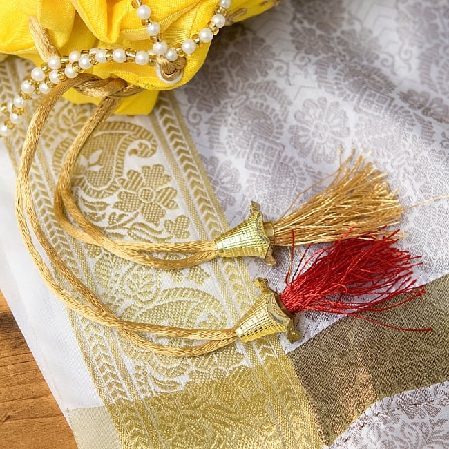 インドのきらきらミニバッグ・サリー等へオススメの巾着 - イエロー 6 - 紐にはとっても可愛い飾りが付いています！