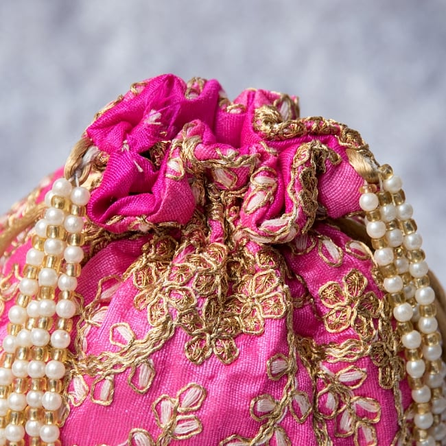 インドのきらきらミニバッグ・サリー等へオススメの巾着 - ピンク 4 - 開口部は両サイドの紐で絞るタイプです！
