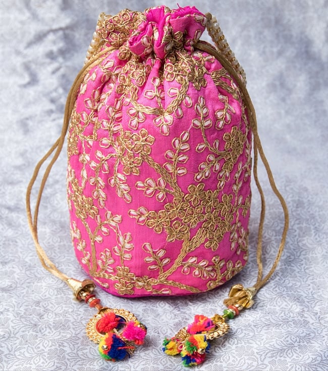 インドのきらきらミニバッグ・サリー等へオススメの巾着 - ピンクの写真1枚目です。キラキラの装飾がとっても綺麗で可愛いミニバックです！ハンドバッグ,インド バッグ,手提げ バッグ,サリー バッグ,パンジャビドレス バッグ,ラッピング袋,ラッピングバッグ,ギフト袋