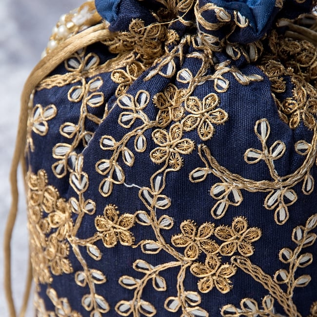 インドのきらきらミニバッグ・サリー等へオススメの巾着 - ネイビー 2 - 柄の部分をアップにしてみました。