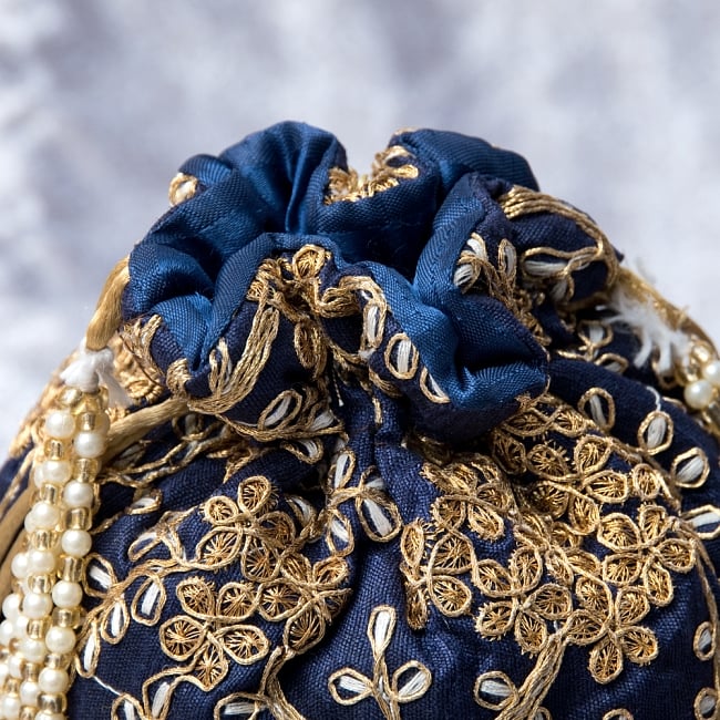 インドのきらきらミニバッグ・サリー等へオススメの巾着 - ネイビー 4 - 開口部は両サイドの紐で絞るタイプです!