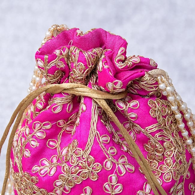 インドのきらきらミニバッグ・サリー等へオススメの巾着 - マゼンタ 4 - 開口部は両サイドの紐で絞るタイプです！