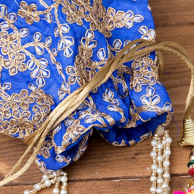 インドのきらきらミニバッグ・サリー等へオススメの巾着 -  群青色 4 - 開口部は両サイドの紐で絞るタイプです！