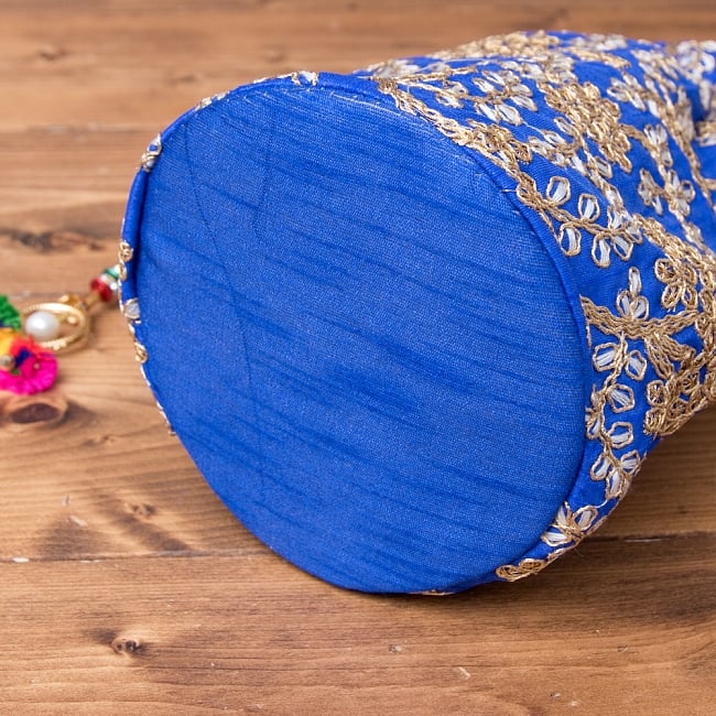 インドのきらきらミニバッグ・サリー等へオススメの巾着 -  群青色 5 - 底部分はこの様になっています！まんまるが可愛いです！