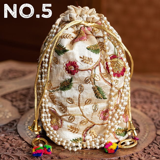 インドのきらきらミニバッグ・サリー等へオススメの巾着　フラワー更紗刺繍系 16 - 〔No.5〕はこのようなデザインになります