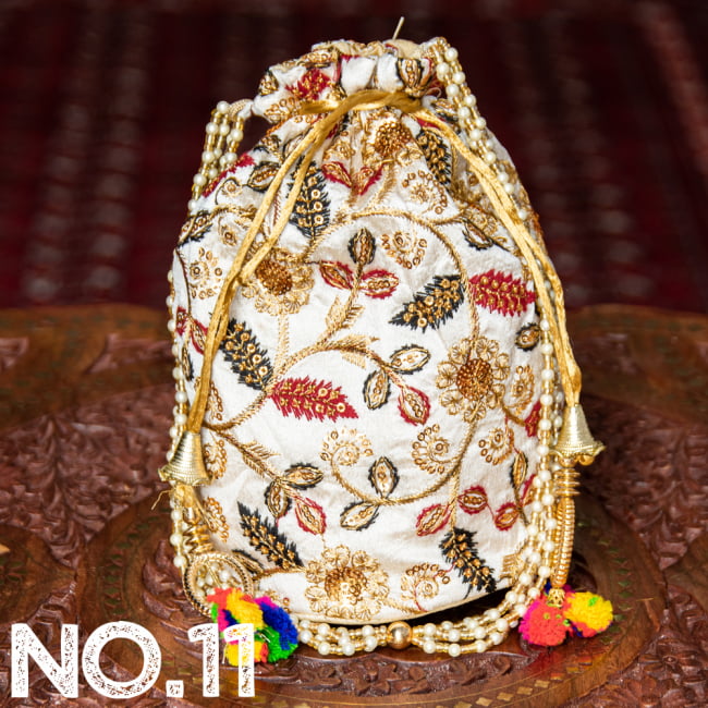 インドのきらきらミニバッグ・サリー等へオススメの巾着 ゴールド&フラワー更紗刺繍系 22 - 〔No.11〕はこのようなデザインになります