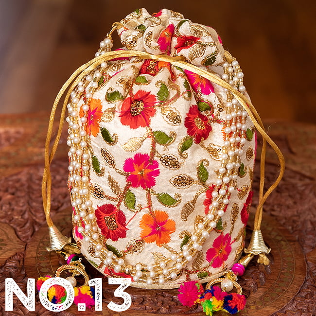 インドのきらきらミニバッグ・サリー等へオススメの巾着 ゴールド&フラワー更紗刺繍系 24 - 〔No.13〕はこのようなデザインになります
