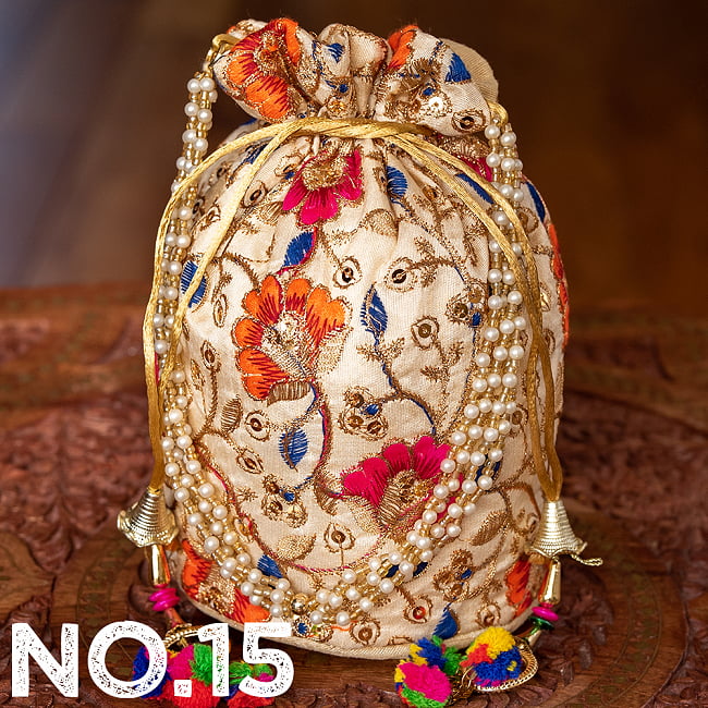 インドのきらきらミニバッグ・サリー等へオススメの巾着 ゴールド&フラワー更紗刺繍系 26 - 〔No.15〕はこのようなデザインになります