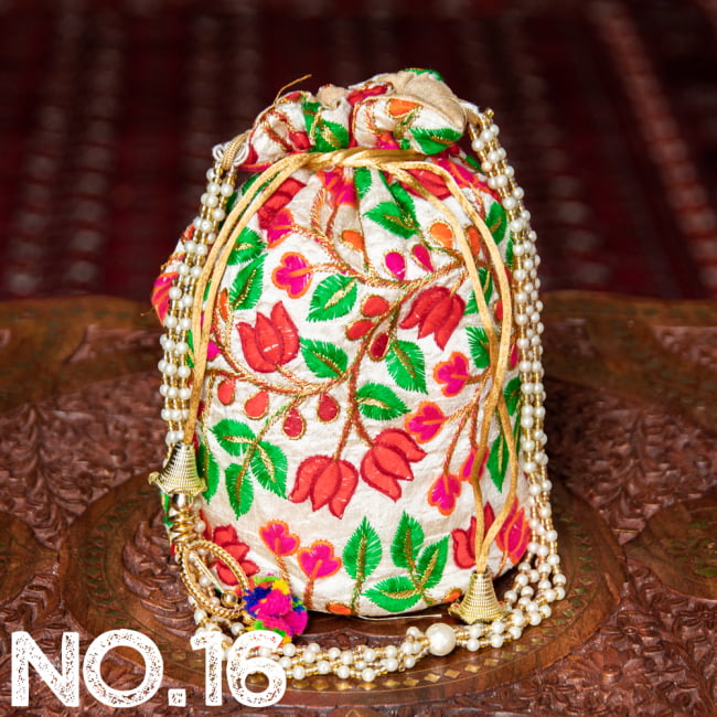 インドのきらきらミニバッグ・サリー等へオススメの巾着 ゴールド&フラワー更紗刺繍系 27 - 〔No.16〕はこのようなデザインになります