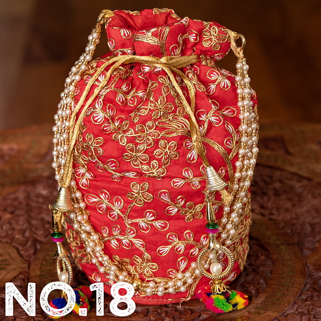 インドのきらきらミニバッグ・サリー等へオススメの巾着 ゴールド&フラワー更紗刺繍系 29 - 〔No.18〕はこのようなデザインになります
