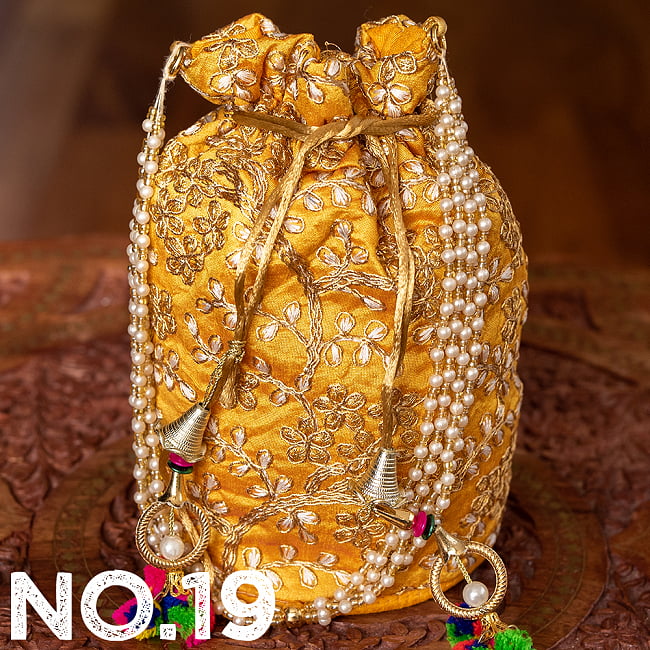 インドのきらきらミニバッグ・サリー等へオススメの巾着 ゴールド&フラワー更紗刺繍系 30 - 〔No.19〕はこのようなデザインになります