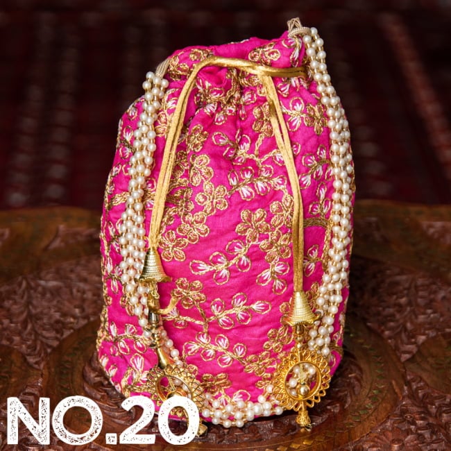 インドのきらきらミニバッグ・サリー等へオススメの巾着 ゴールド&フラワー更紗刺繍系 31 - 〔No.20〕はこのようなデザインになります