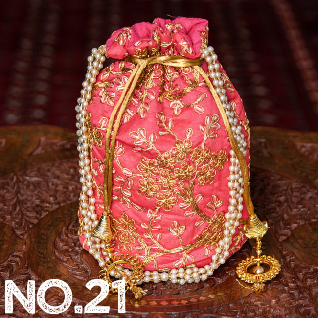 インドのきらきらミニバッグ・サリー等へオススメの巾着 ゴールド&フラワー更紗刺繍系 32 - 〔No.21〕はこのようなデザインになります