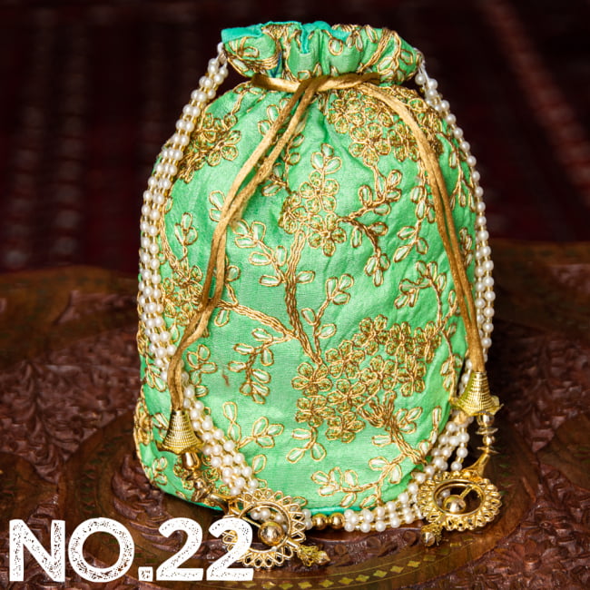 インドのきらきらミニバッグ・サリー等へオススメの巾着 ゴールド&フラワー更紗刺繍系 33 - 〔No.22〕はこのようなデザインになります